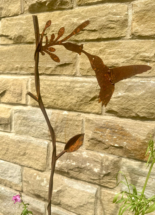 Metal hummingbird garden stake – charming outdoor decor and thoughtful gift for garden lovers, bird enthusiasts, and passionate gardeners.