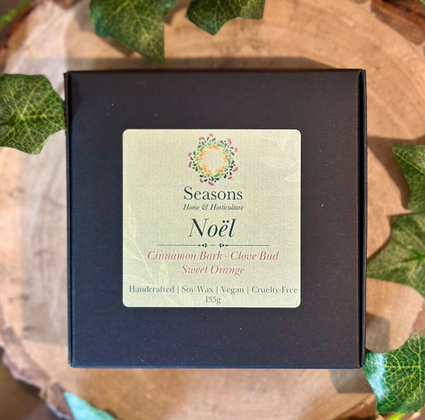 Luxury Noël wax melts, eco-friendly and cruelty-free, warm orange and cedarwood scent, long-lasting festive fragrance.