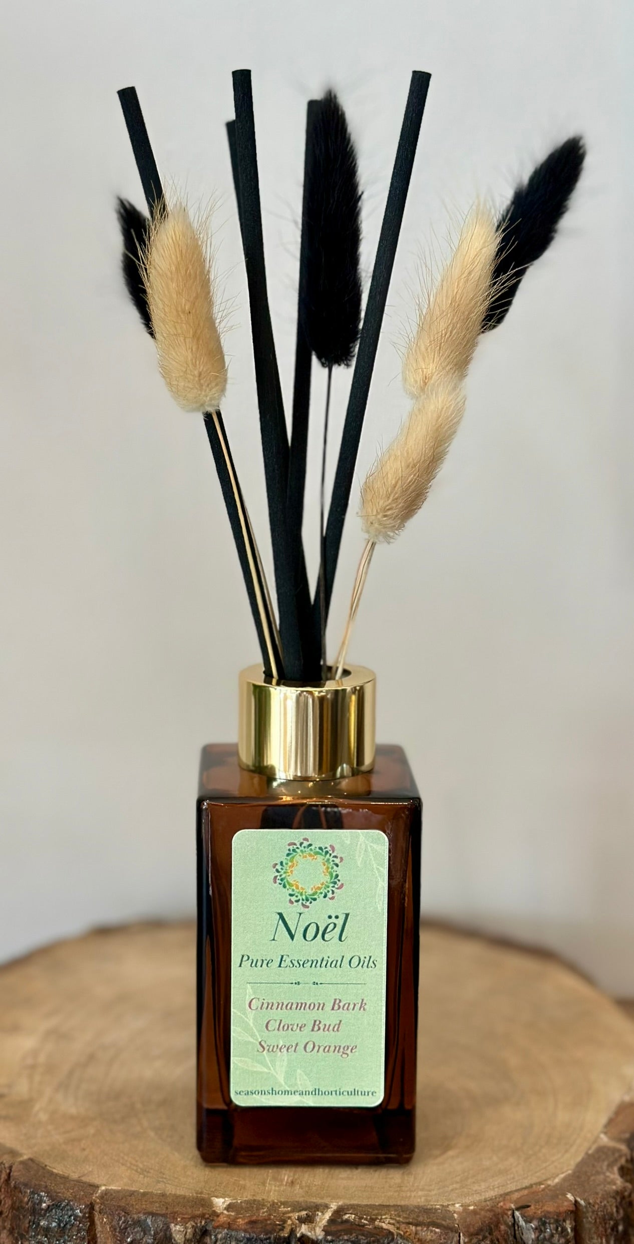 Noël essential oils diffuser with orange, cedarwood, and clove, vegan and cruelty-free natural festive aromatherapy fragrance.