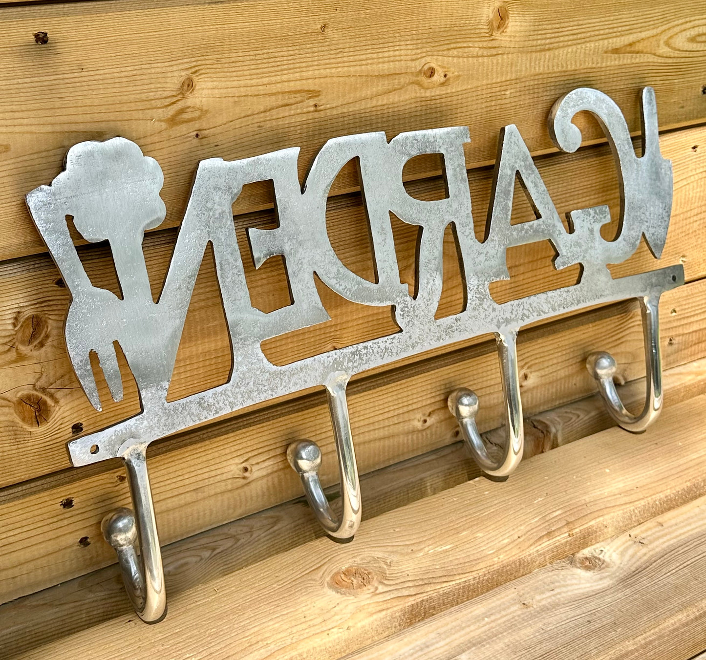 Metal garden plaque with hooks – ideal for sheds, patios or entryways