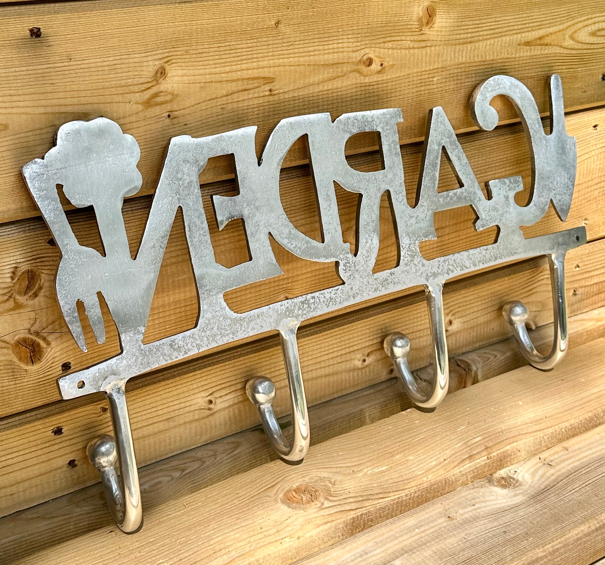 Metal garden plaque with hooks – ideal for sheds, patios or entryways
