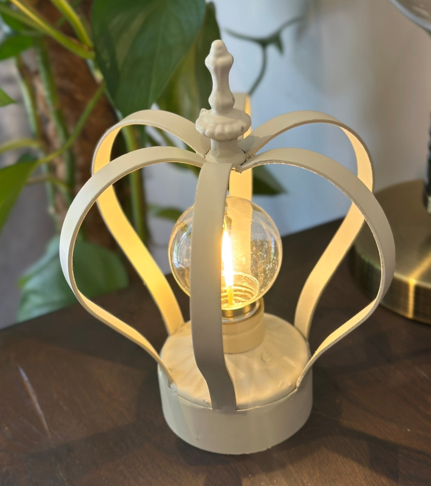 Elegant LED desk light with glass bulb – ideal housewarming gift or lighting piece for any room.