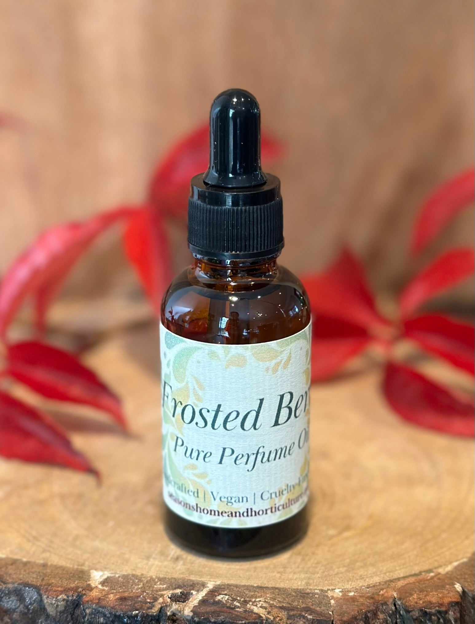 Frosted Berry perfume oil for oil burners with wild berry, cinnamon, and vanilla — a festive Christmas fragrance for cosy seasonal home ambience.