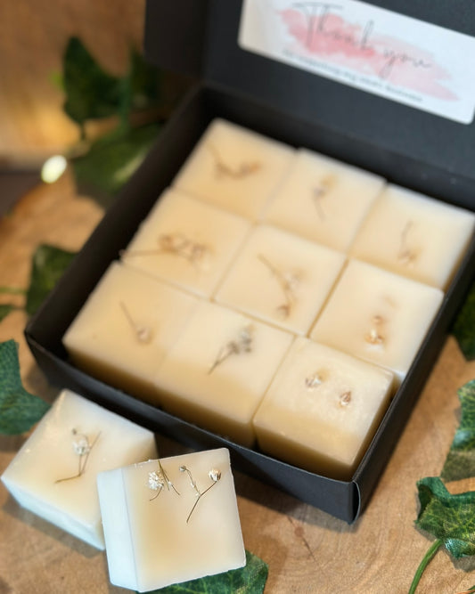 Winter Angel wax melts with jasmine, amberwood, and saffron scent, vegan and cruelty-free handmade festive home fragrance.