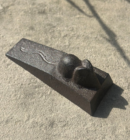 Heavy metal doorstop in the shape of a mouse, ideal for indoor use